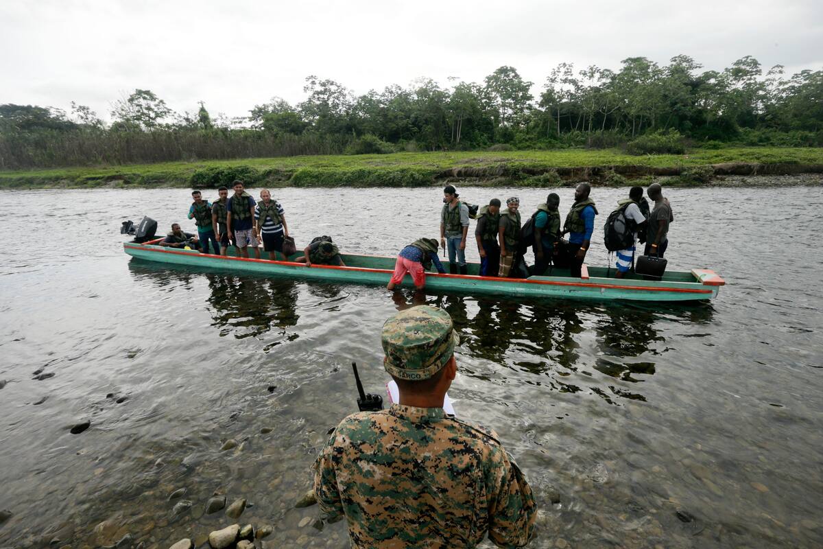 Militares mexicanos frenan paso de migrantes