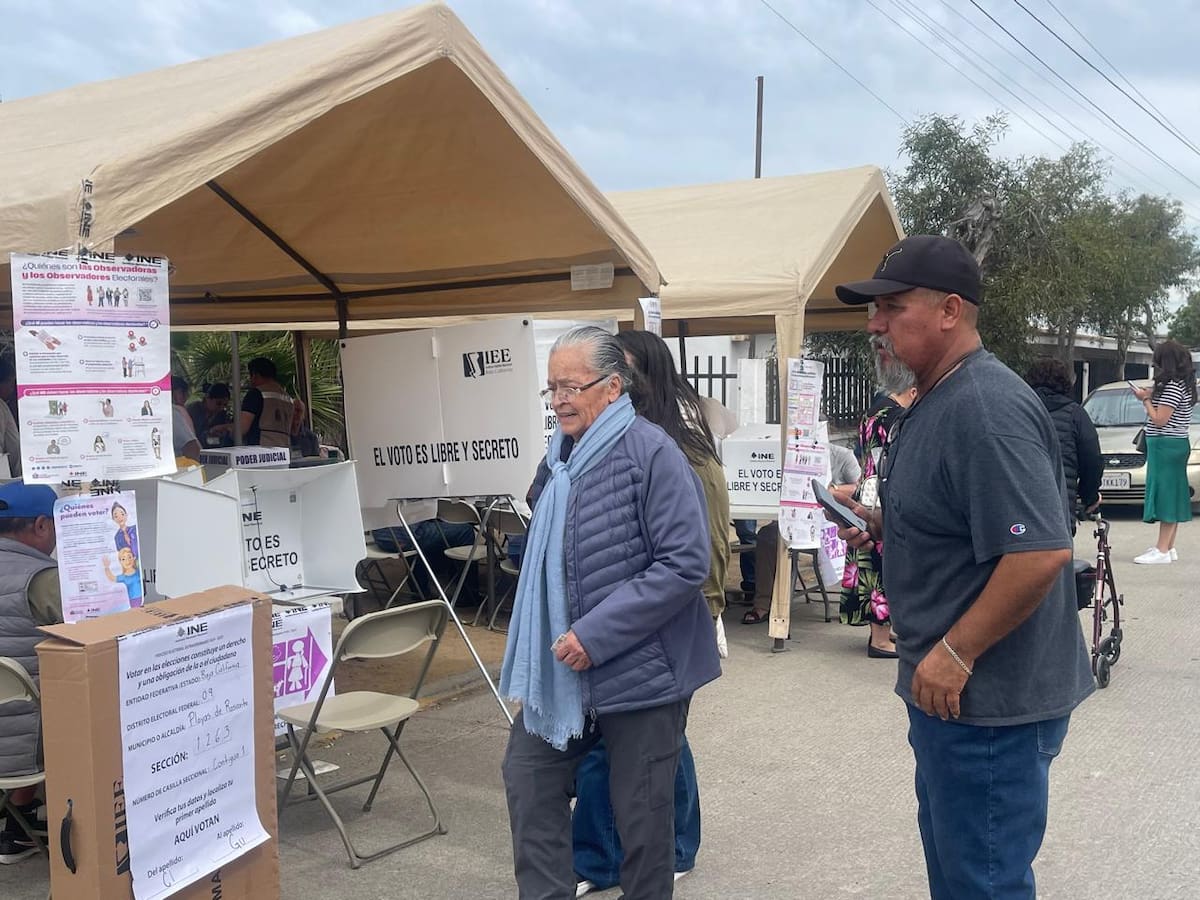En las casillas sobresale la presencia de personas de la tercera edad. Foto: Carmen Gutiérrez