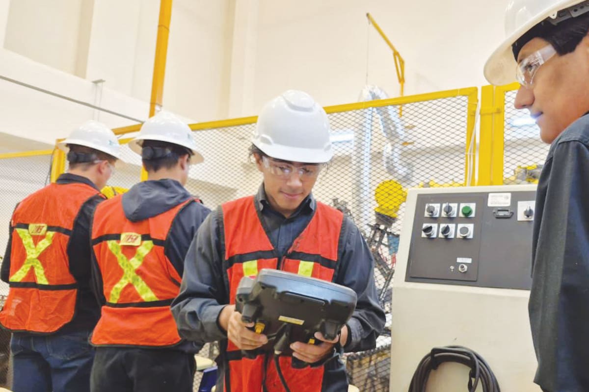 De la teoría a la práctica: estudiantes de la Unison utilizan maquinaria de la industria en sus laboratorios
