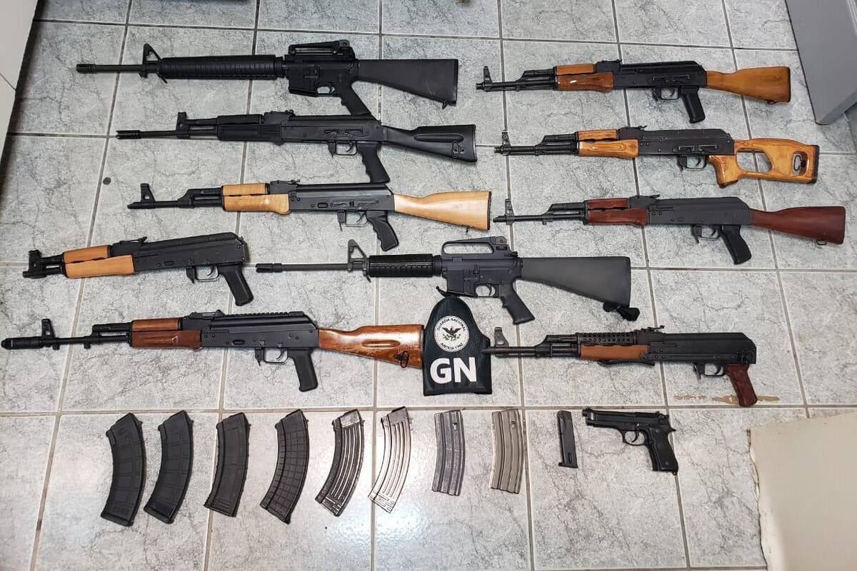 Aseguran a estadounidense en Nogales 11 armas de fuego y 9 cargadores
