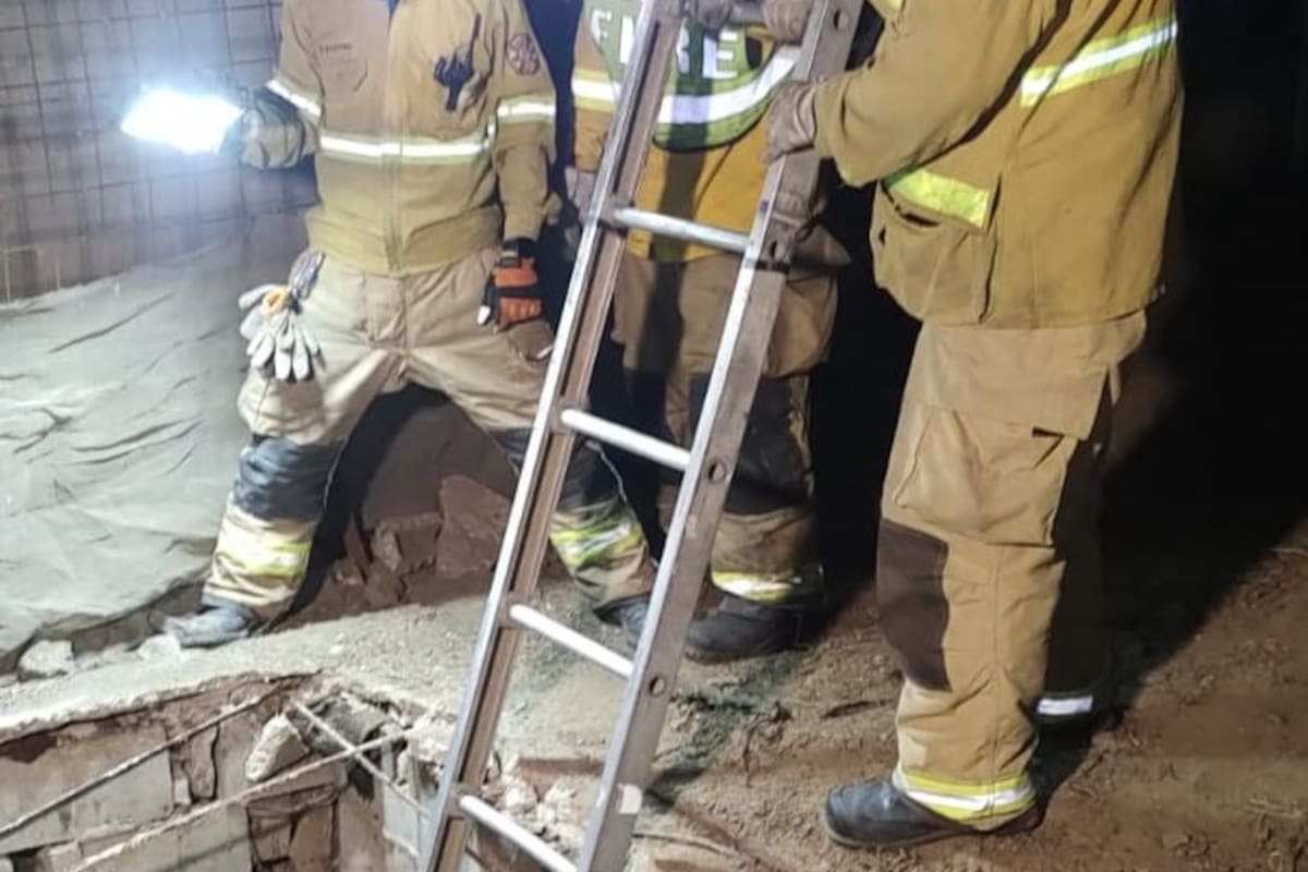 Bomberos de Ensenada rescatan a mujer que cayó a pozo profundo en San Carlos