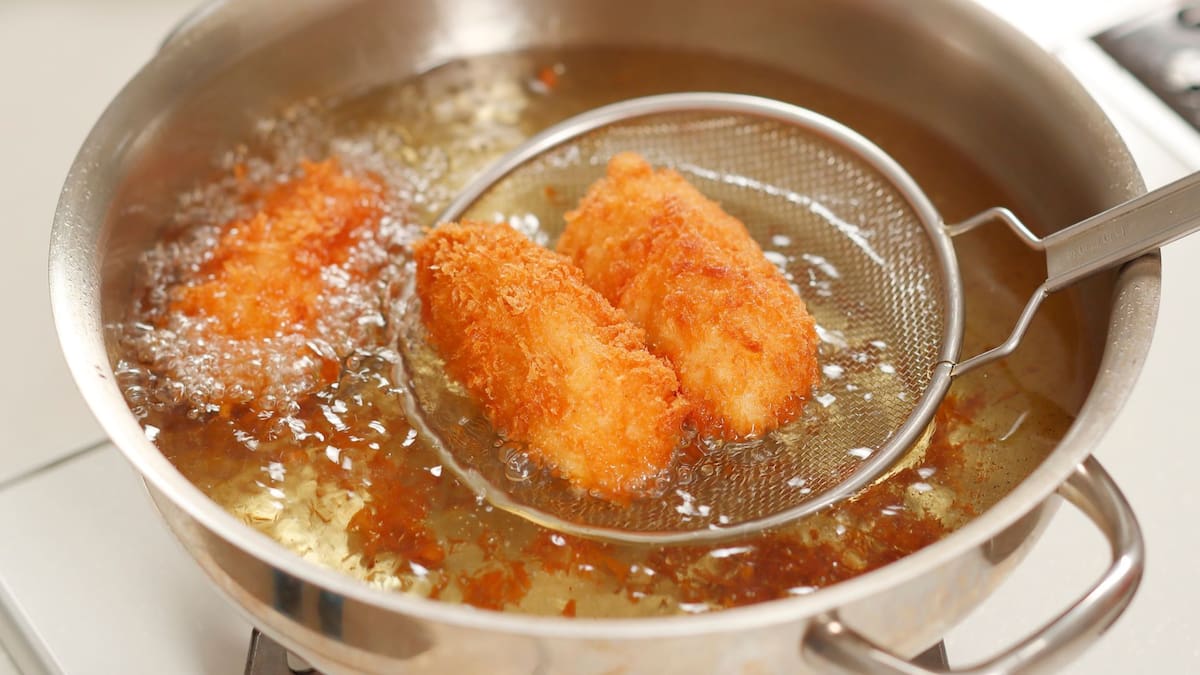 Truco de cocina cómo freír pescado sin que salte tanto el aceite | Foto: Especial (canva)