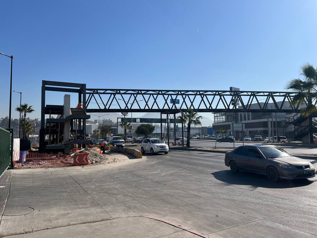 El puente ya cuenta con las dos rampas con escaleras por los dos lados, además de que se colocó la trabe hace 20 días y se coló.