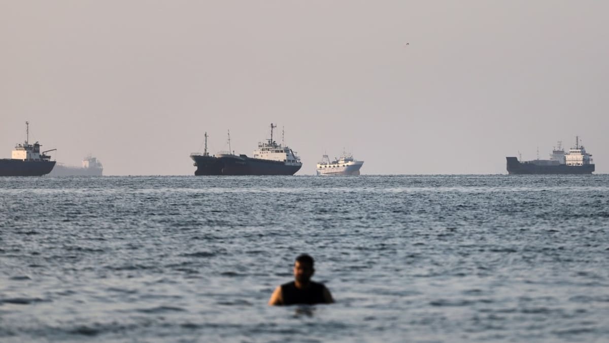 Más de 1,000 barcos siguen esperando frente al estrecho de Ormuz mientras Irán y Omán negocian nuevas reglas para una ruta que mueve una quinta parte del petróleo mundial