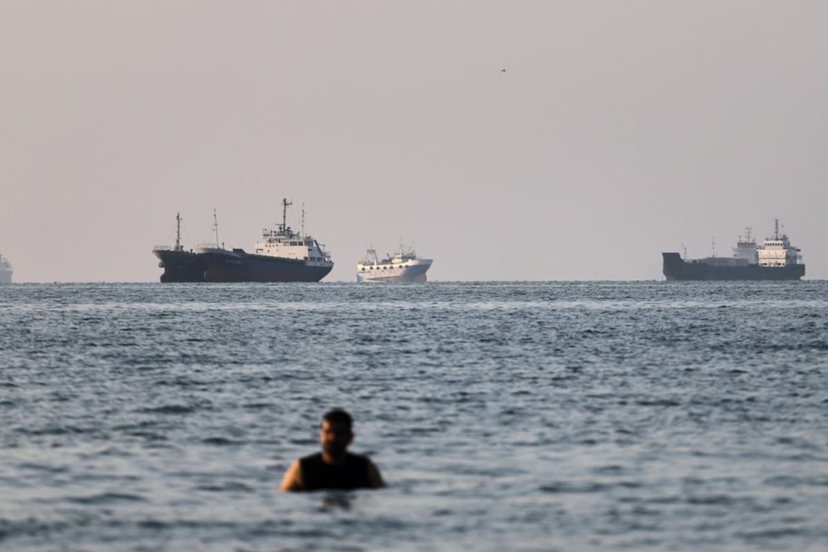 Más de 1,000 barcos siguen esperando frente al estrecho de Ormuz mientras Irán y Omán negocian nuevas reglas para una ruta que mueve una quinta parte del petróleo mundial