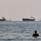 Más de 1,000 barcos siguen esperando frente al estrecho de Ormuz mientras Irán y Omán negocian nuevas reglas para una ruta que mueve una quinta parte del petróleo mundial