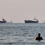 Más de 1,000 barcos siguen esperando frente al estrecho de Ormuz mientras Irán y Omán negocian nuevas reglas para una ruta que mueve una quinta parte del petróleo mundial