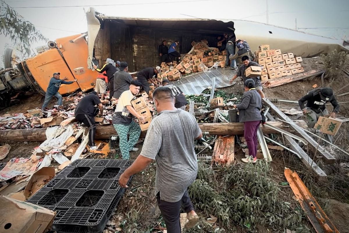 Vuelca tráiler con cerveza en Tijuana y la gente se lleva las cajas