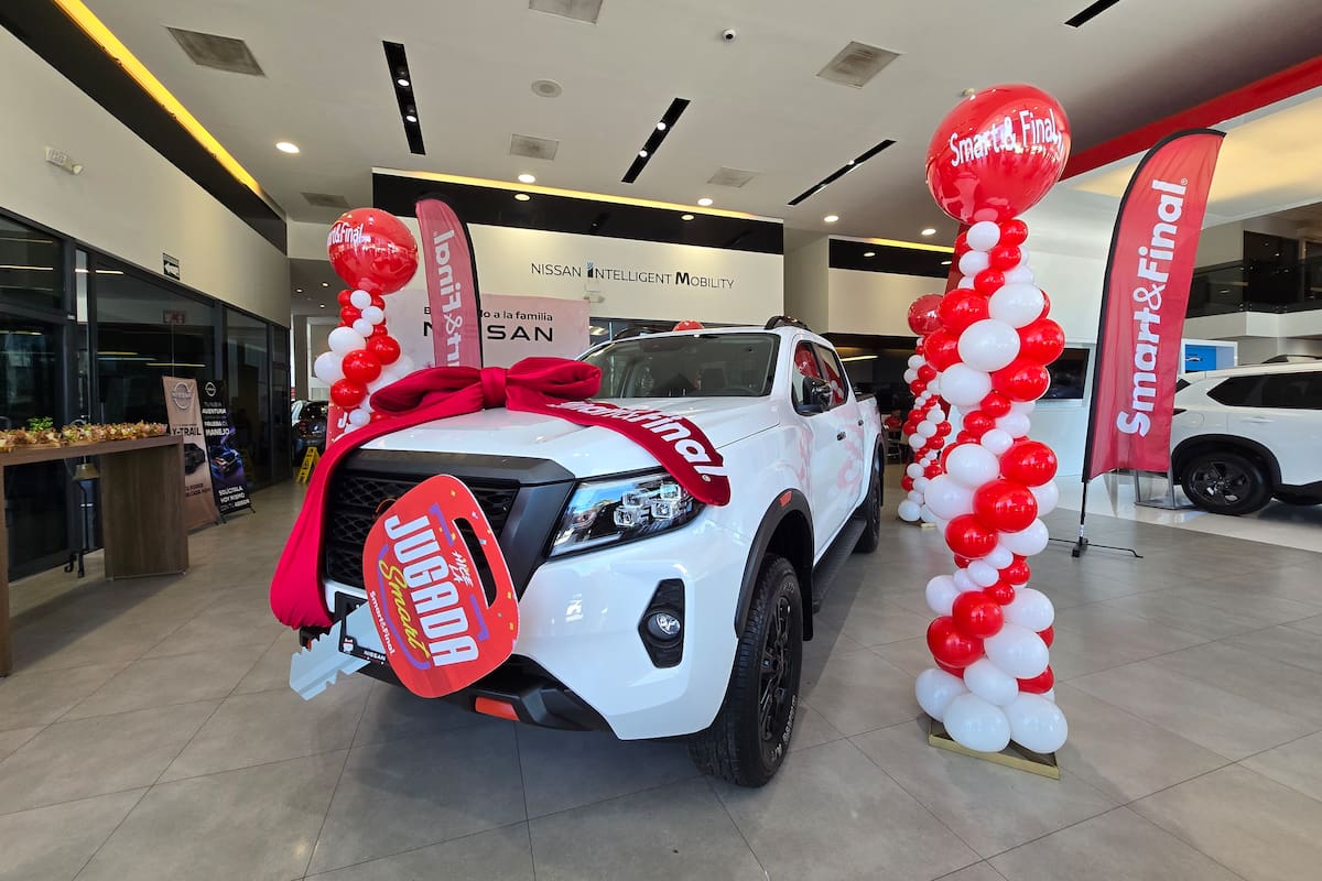 Smart & Final celebra a la ganadora de La Jugada Smart con la entrega de una Nissan Frontier