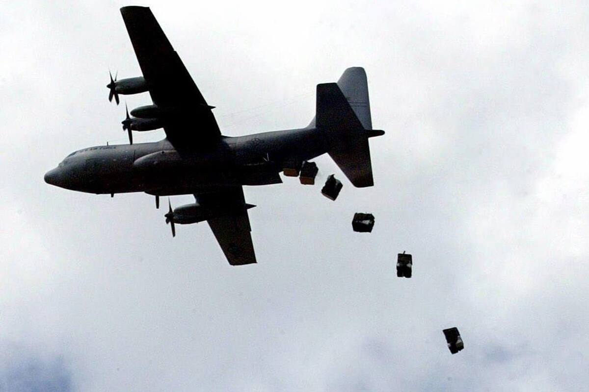 Al borde de la hambruna, la Franja de Gaza recibe ayuda humanitaria desde el aire