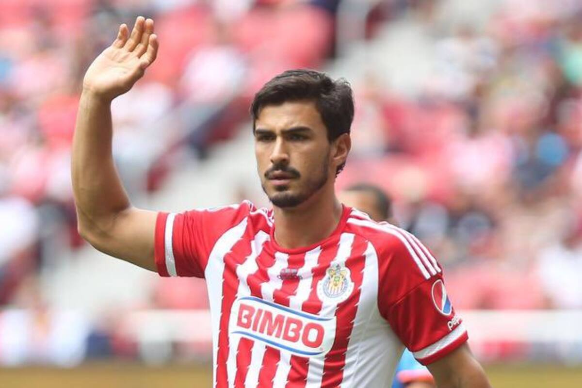 Llega Oswaldo Alanís a Guadalajara para reportar con Chivas