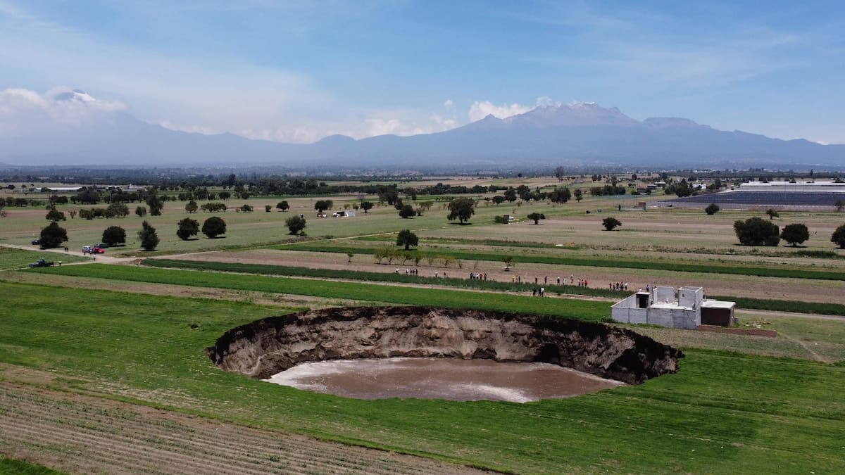 La sobrextracción de agua subterránea en la zona Puebla-Tlaxcala habría provocado el socavón que captó la atención de México y el mundo en Zacatepec en 2021; expertos alertan agotamiento de aguas fósiles, estrés hidrogeoquímico, contaminación industrial y riesgos crecientes para la última gran reserva de agua potable de la región