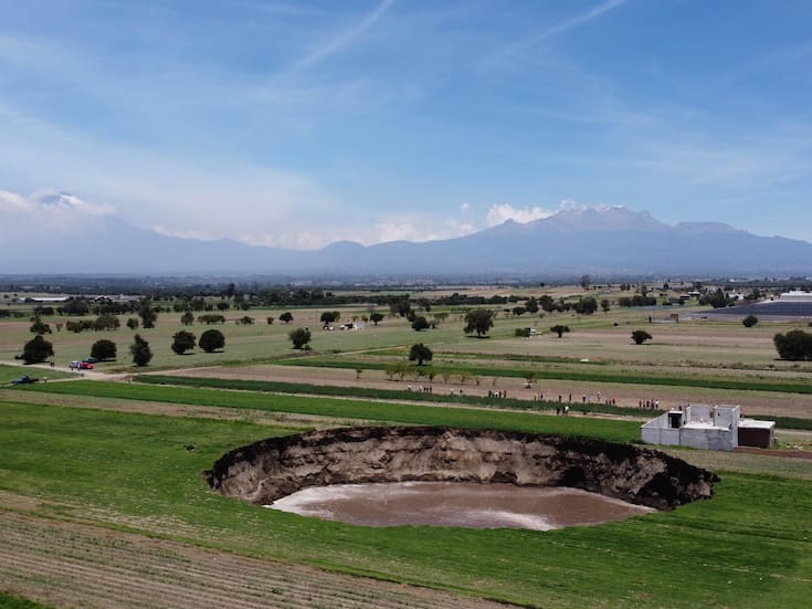La sobrextracción de agua subterránea en la zona Puebla-Tlaxcala habría provocado el socavón que captó la atención de México y el mundo en Zacatepec en 2021; expertos alertan agotamiento de aguas fósiles, estrés hidrogeoquímico, contaminación industrial y riesgos crecientes para la última gran reserva de agua potable de la región