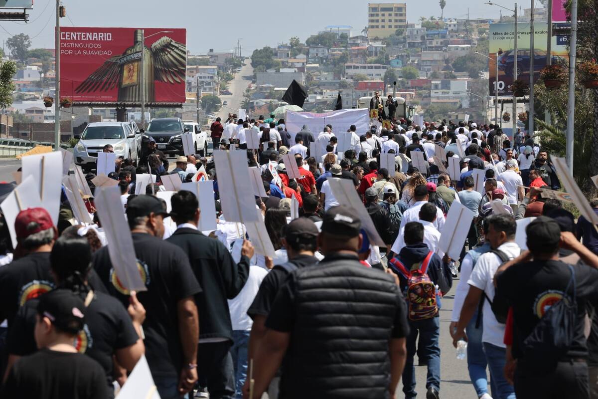 Los trabajadores salieron de la Zona Centro hacia la Zona Río y terminaron la marcha en Palacio Municipal.