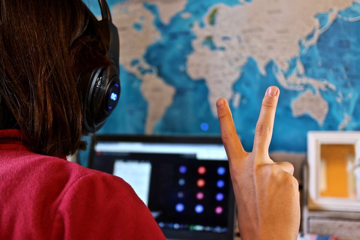 Niño aparece en clases virtuales de su hermana