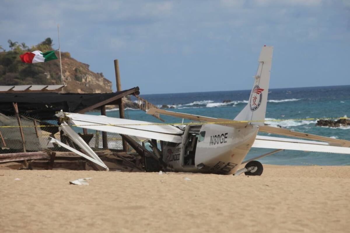 VIDEO: Se desploma avioneta de paracaidismo en Oaxaca y mata a turista en la playa