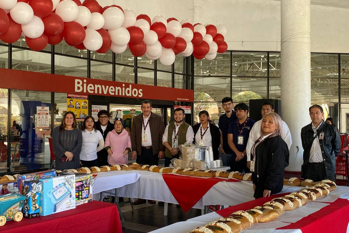 Degustan ‘mega rosca’ clientes de Casa Ley por el Día de Reyes