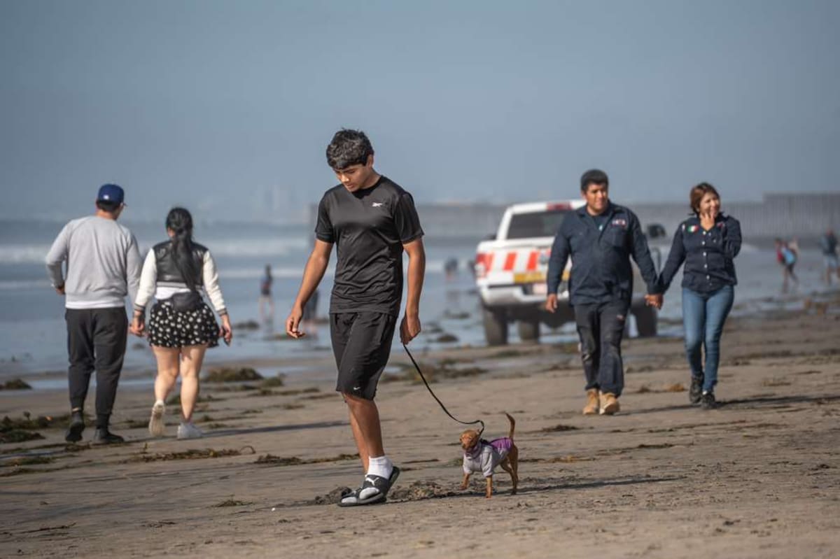 Desde temprano, familias, parejas y grupos de amigos se dieron cita en la franja costera para disfrutar del día libre y el clima favorable. Foto: Border Zoom