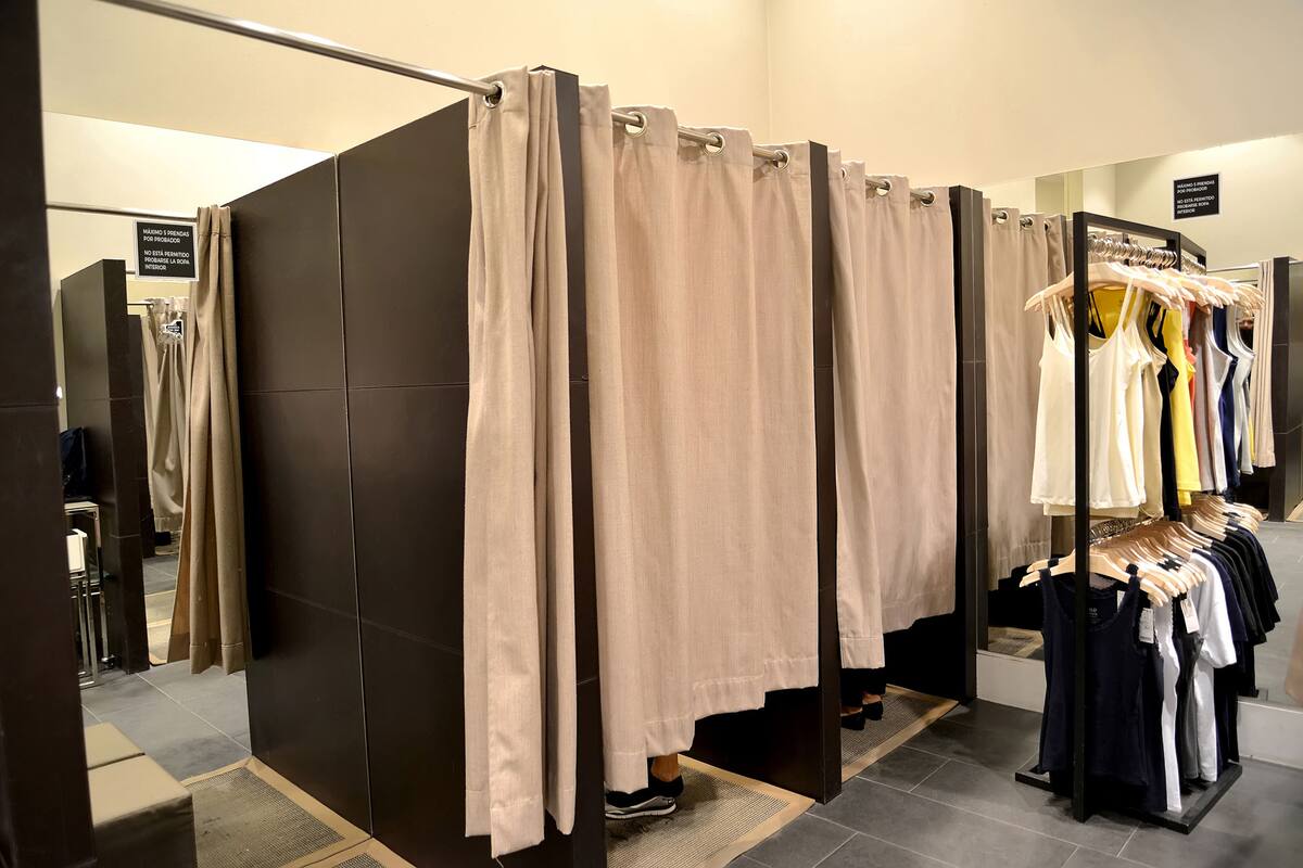 Hospitalizan a tres clientas tras pelearse en un probador