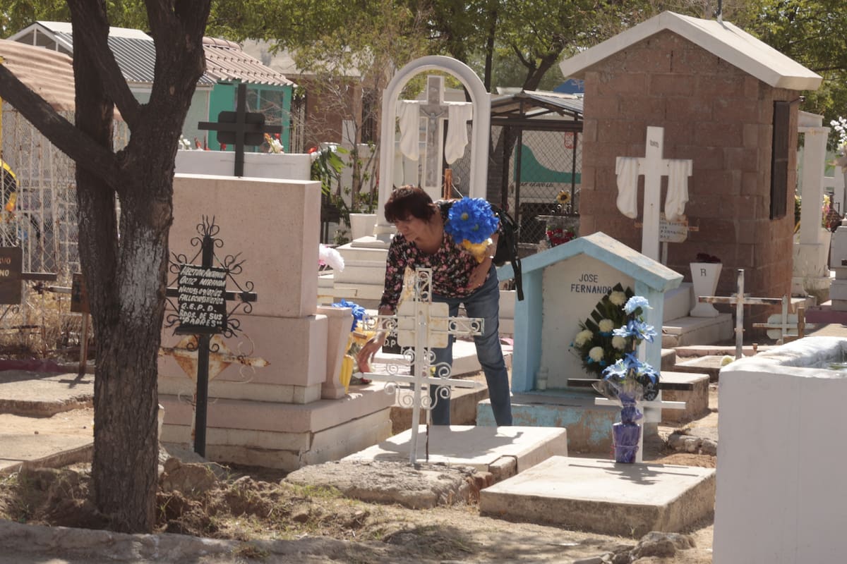 Aumento en flores de Día de Muertos no frena ventas en panteones de Hermosillo