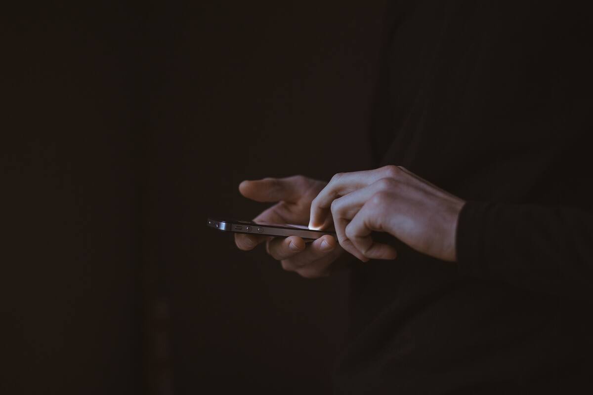 Mujeres celebran penalización de violencia digital