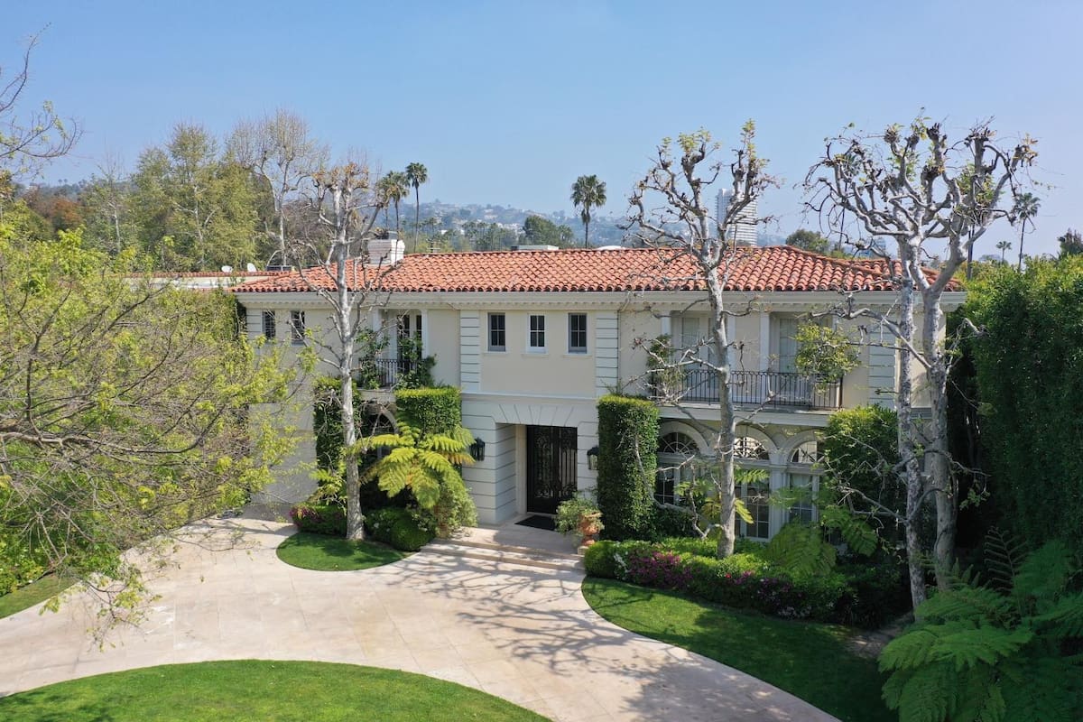 La mansión de Beverly Hills donde Erik y Lyle Menéndez asesinaron a sus padres en 1989. Foto publicada en el NYP.