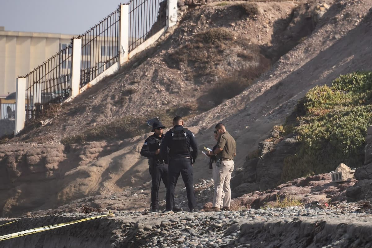 Un cuerpo fue localizado en una zona rocosa de Playas de Rosarito tras dos días de búsqueda; la Fiscalía determinará si corresponde al joven desaparecido el sábado.
Fotos: Border Zoom.