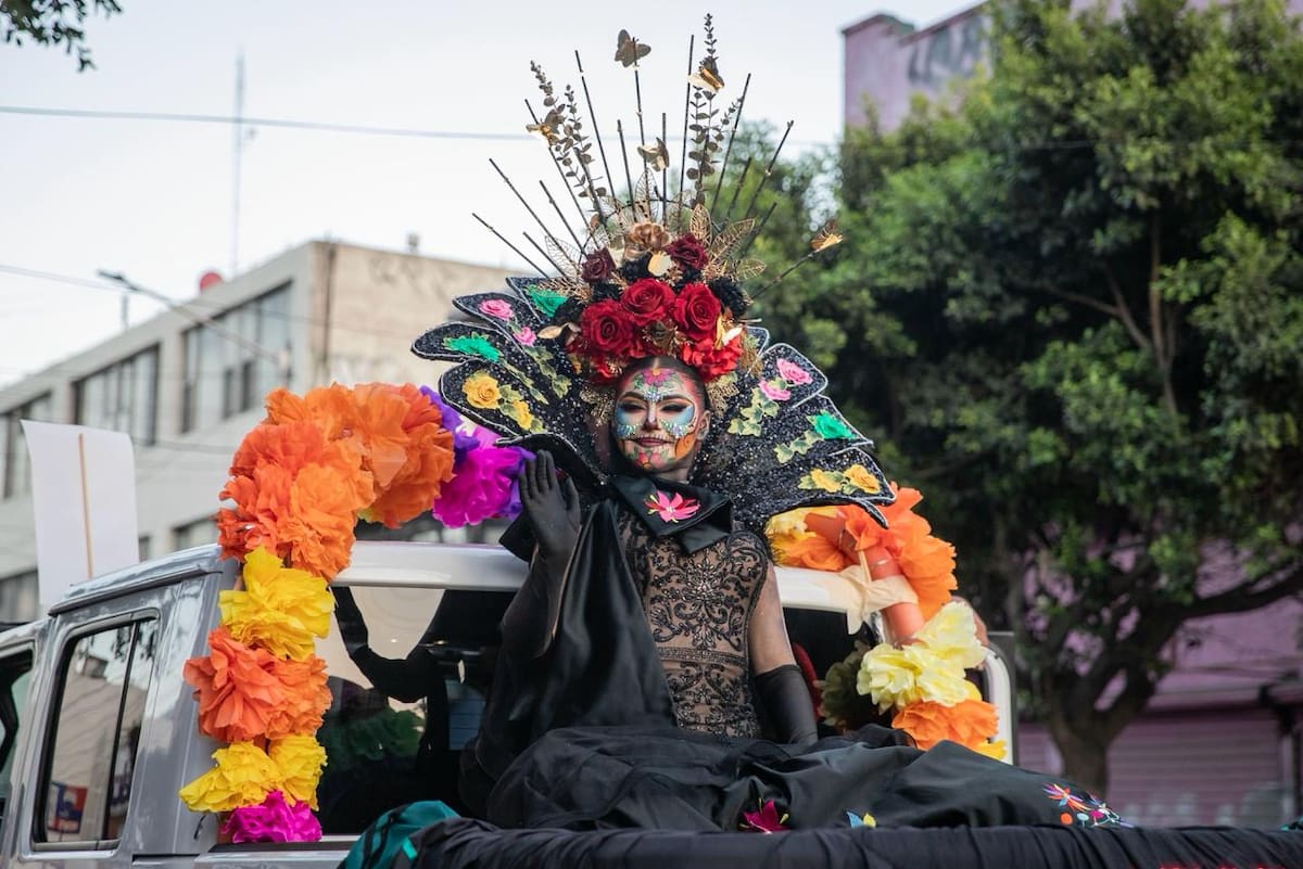 Familias completas, niñas, niños y jóvenes se dieron cita para presenciar el recorrido organizado por comerciantes del Mercado Benito Juárez. Foto: Border Zoom
