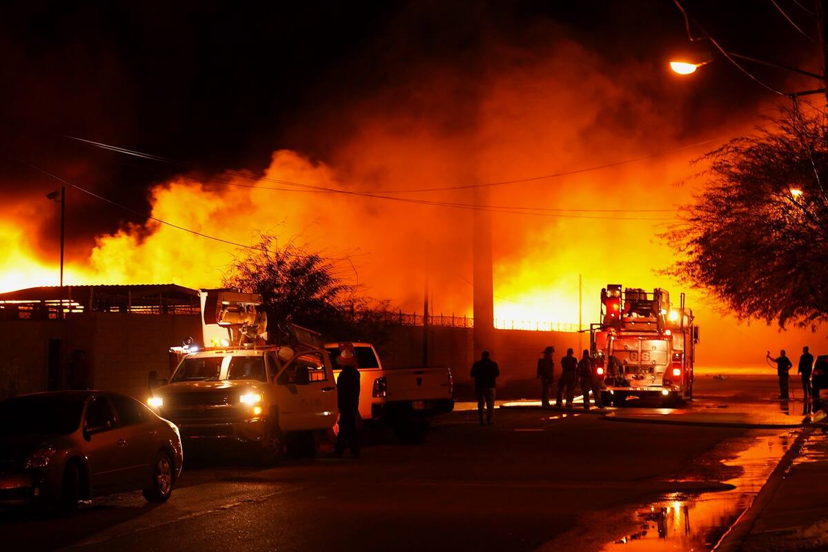 Cumplen bomberos más de 12 horas atacando incendio