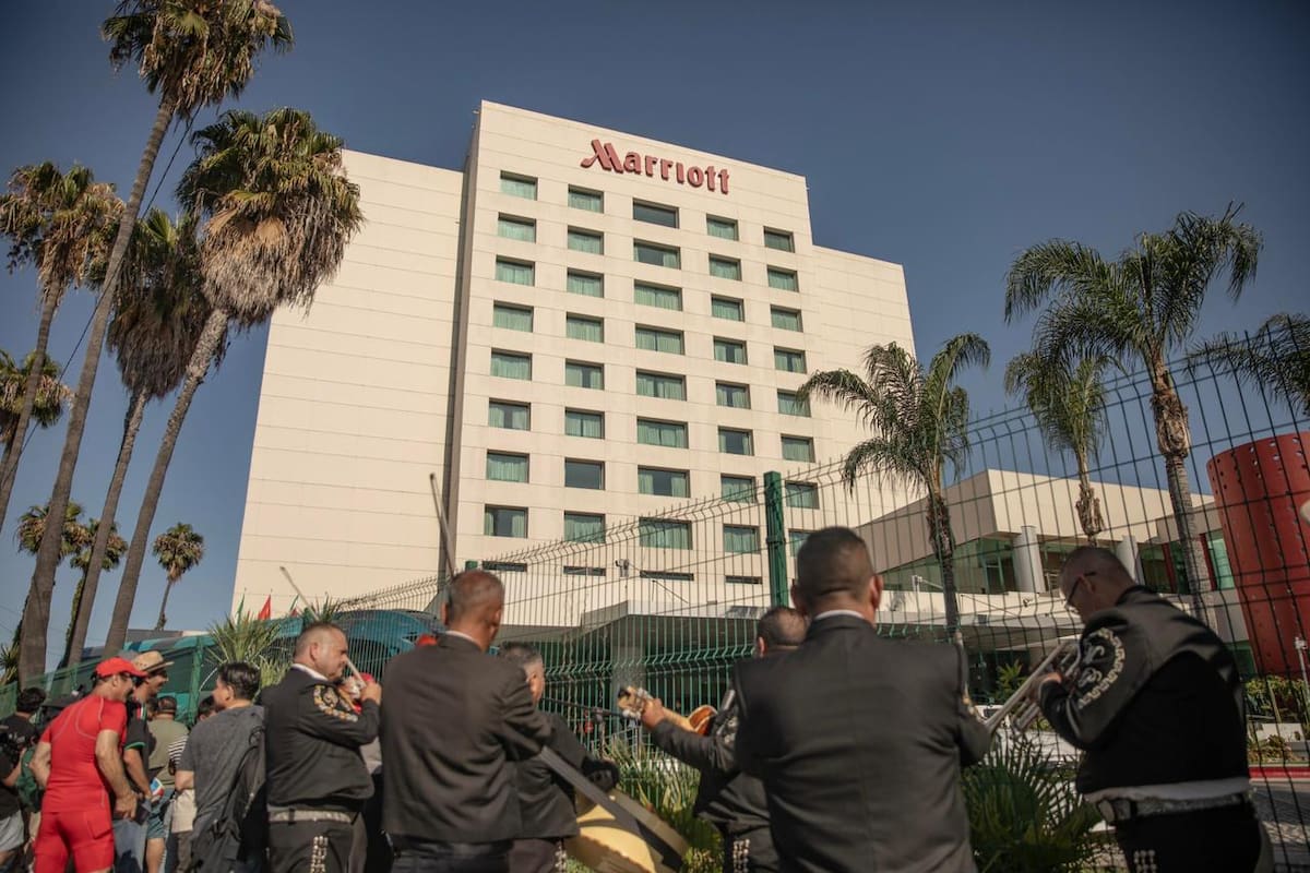 Llevan mariachi al Hotel Marriott para apoyar a la selección de Irán en Tijuana