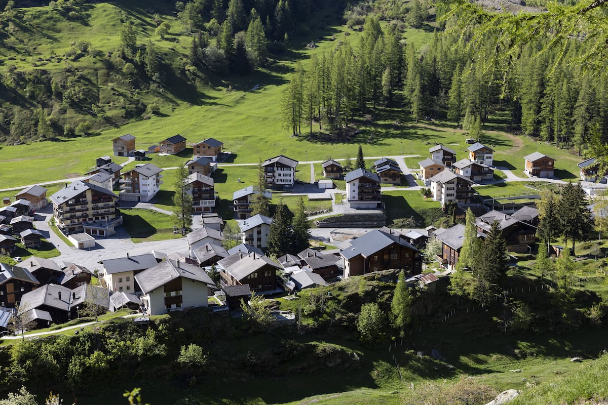 Blatten (Switzerland), 18/05/2025.- A view of the part of the village of Blatten in the Loetschental that was evacuated, in Blatten, Switzerland, 18 May 2025. Following a mudslide in recent days, some of the residents of the village of Blatten were forced to evacuate their homes for safety reasons on 17 May 2025 evening. EFE/EPA/CYRIL ZINGARO