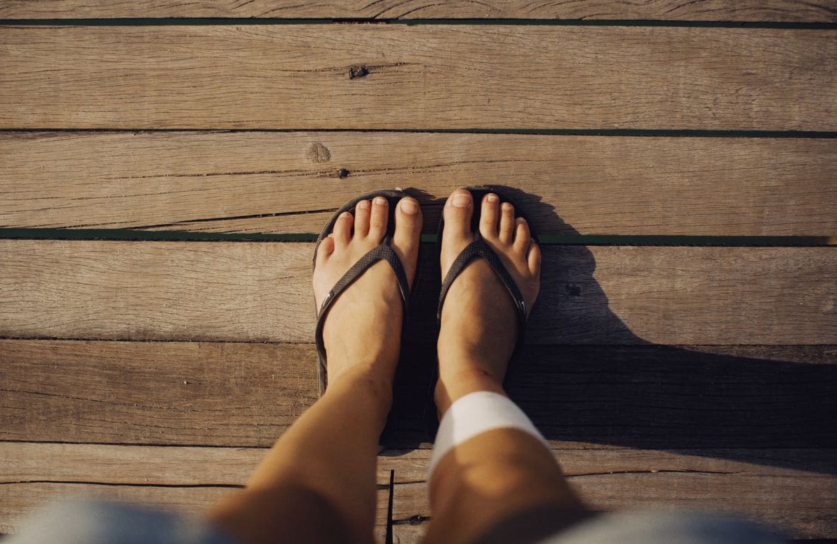 Las chanclas desgastadas pueden convertirse en organizadores o accesorios útiles | Foto: Especial (canva)