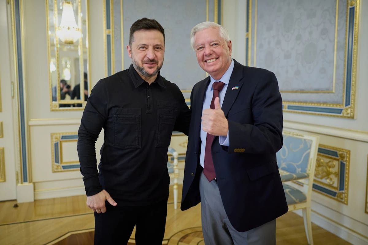 En esta fotografía proporcionada por la Oficina de Prensa Presidencial de Ucrania, el presidente ucraniano Volodímir Zelenski, a la izquierda, y el senador estadounidense Lindsey Graham, RS.C., en Kiev, Ucrania, el viernes 10 de julio de 2026. | Crédito: Oficina de Prensa Presidencial de Ucrania vía AP