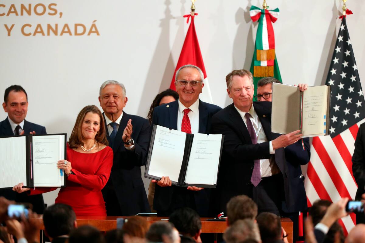 La primera ministra de Canadá, Chrystia Freeland; el presidente de México, Manuel López Obrador; el académico mexicano José Antonio Seade Kuri y el representante de la Casa Blanca, Robert Lighthizer, posan durante la firma de la nueva versión del acuerdo comercial T-MEC en el Palacio Nacional de Ciudad de México (México). EFE/ Mario Guzmán/Archivo