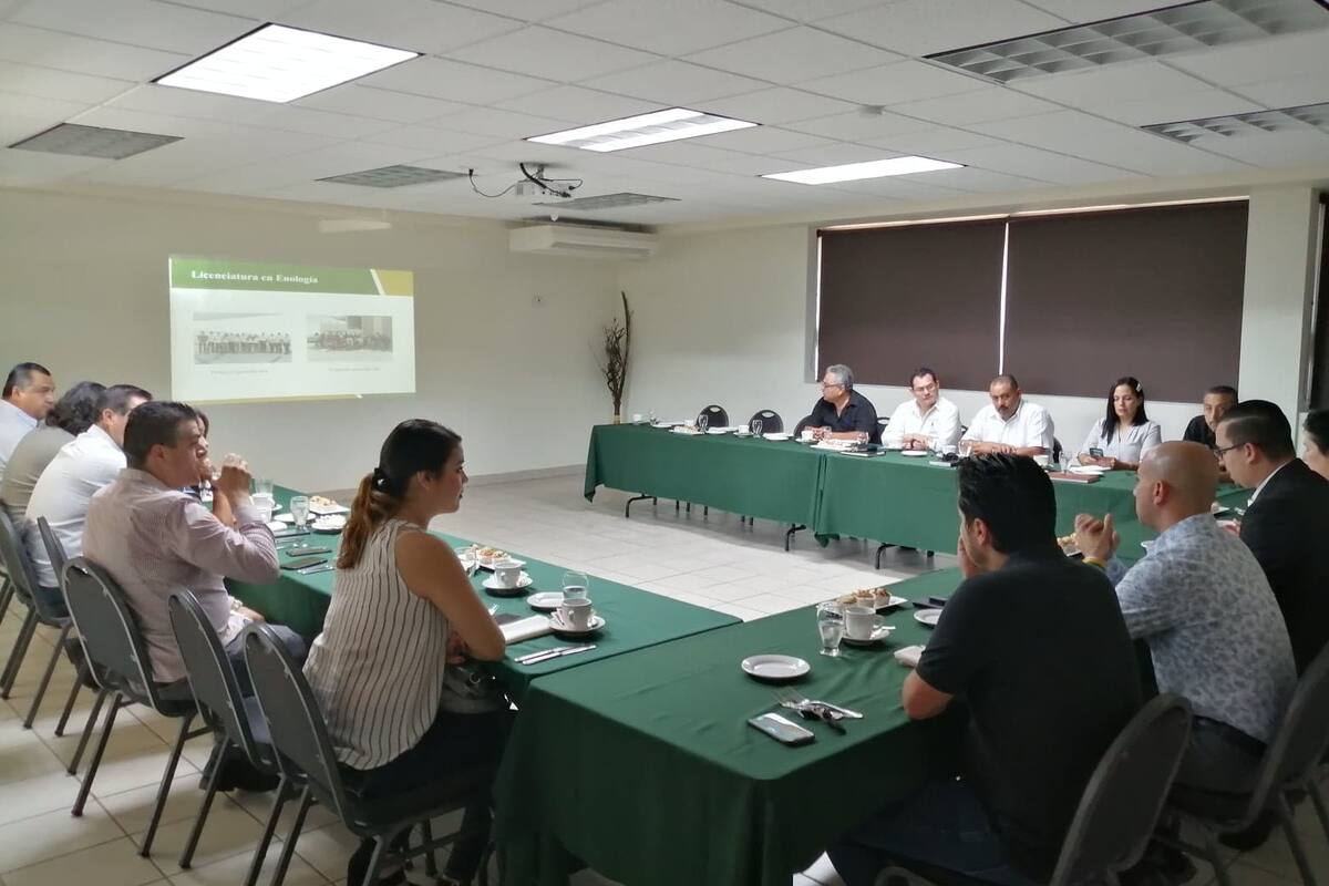 Escuela de Enología y Gastronomía presenta proyectos al sector productivo de Ensenada