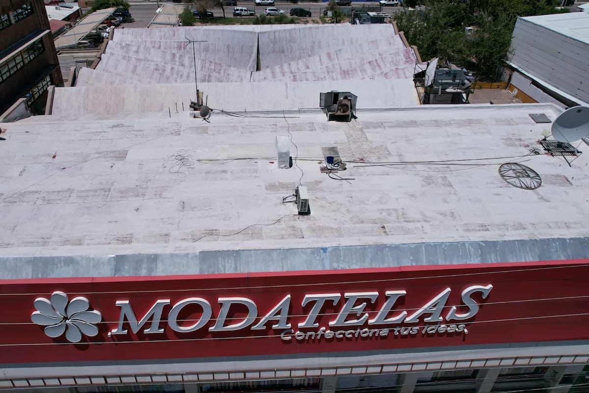 Colapsa techo de comercio en Nogales tras intensas lluvias