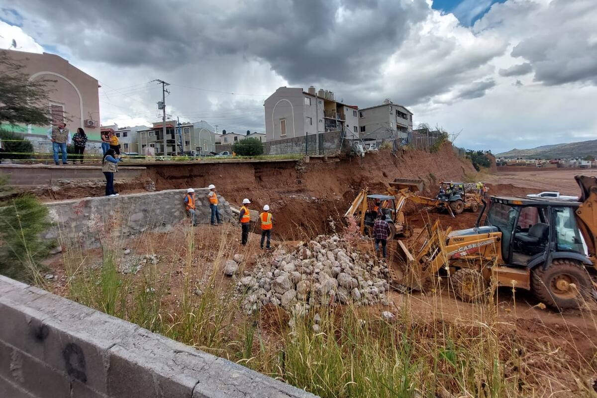 Construyen muro de contención para proteger viviendas en Nogales