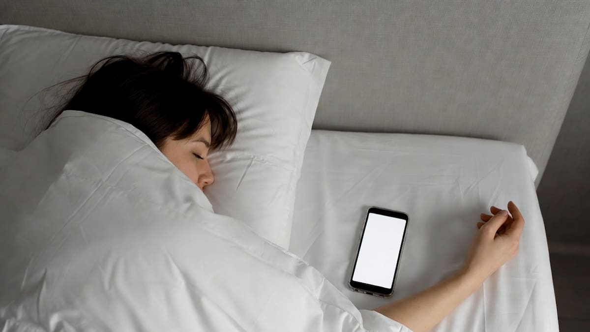 Usar o dejar el celular junto a la cama durante la noche puede alterar el sueño, aumentar el estrés y afectar funciones cardíacas por la exposición constante a luz azul y notificaciones, según expertos