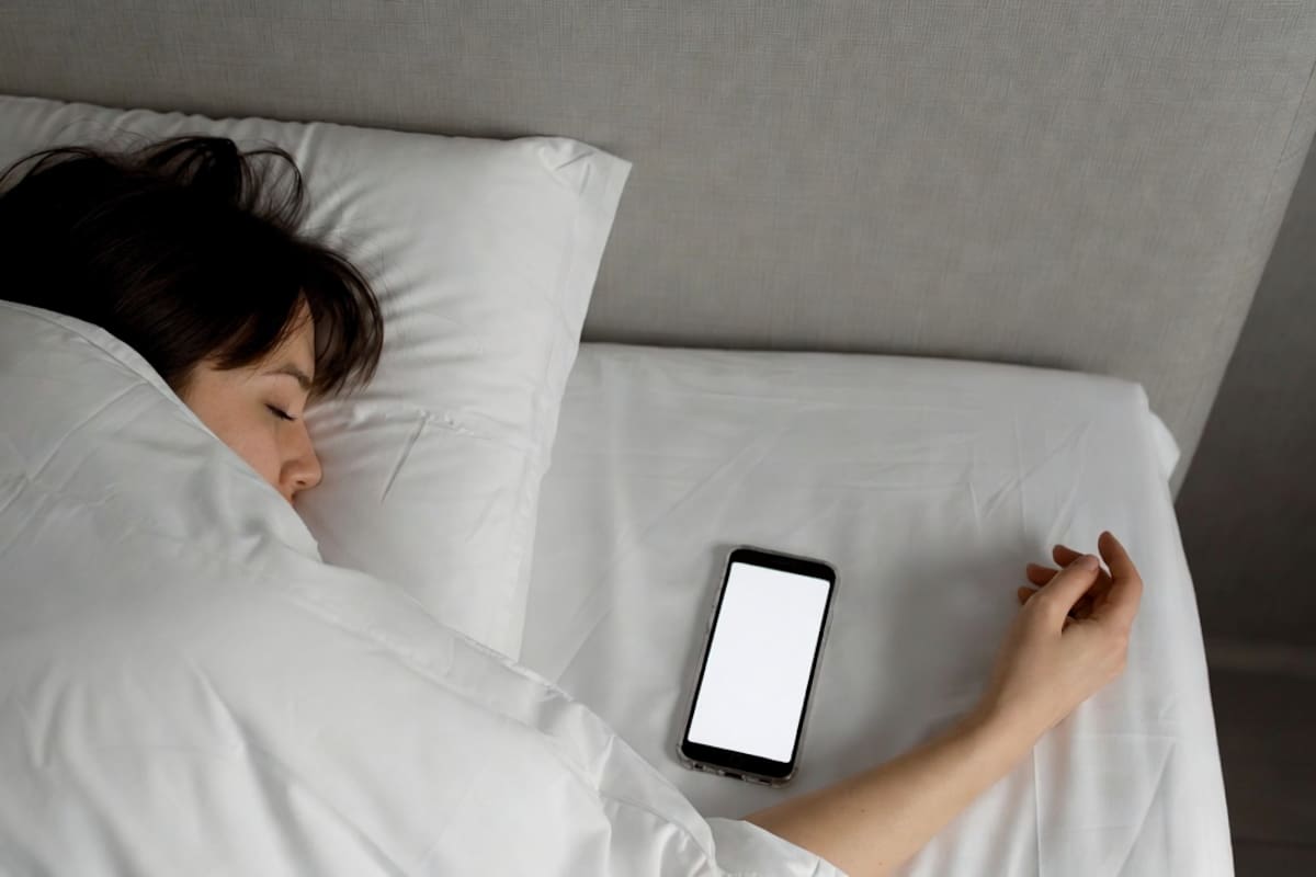 Usar o dejar el celular junto a la cama durante la noche puede alterar el sueño, aumentar el estrés y afectar funciones cardíacas por la exposición constante a luz azul y notificaciones, según expertos