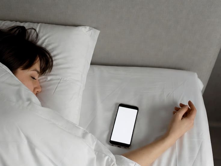 Usar o dejar el celular junto a la cama durante la noche puede alterar el sueño, aumentar el estrés y afectar funciones cardíacas por la exposición constante a luz azul y notificaciones, según expertos