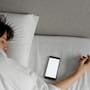 Usar o dejar el celular junto a la cama durante la noche puede alterar el sueño, aumentar el estrés y afectar funciones cardíacas por la exposición constante a luz azul y notificaciones, según expertos