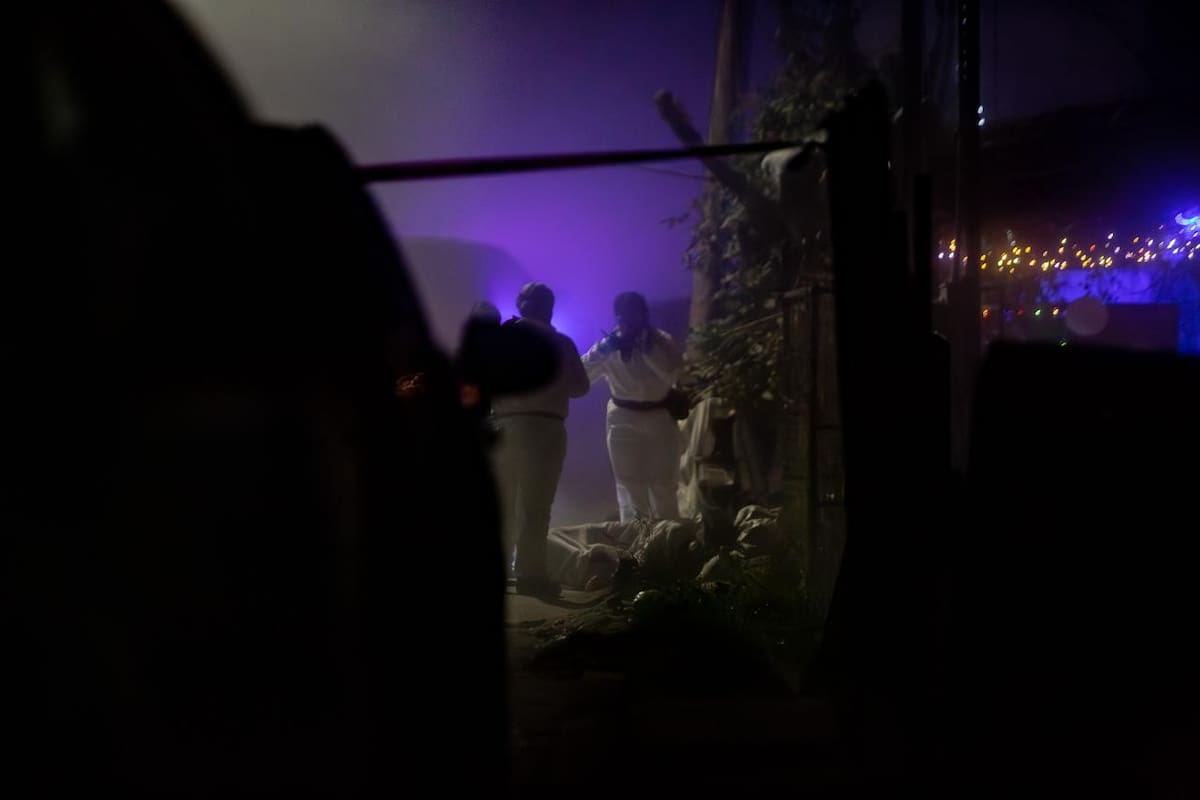 Ambos cadáveres fueron localizados envueltos y abandonados sobre la banqueta durante la madrugada. Foto: Border Zoom