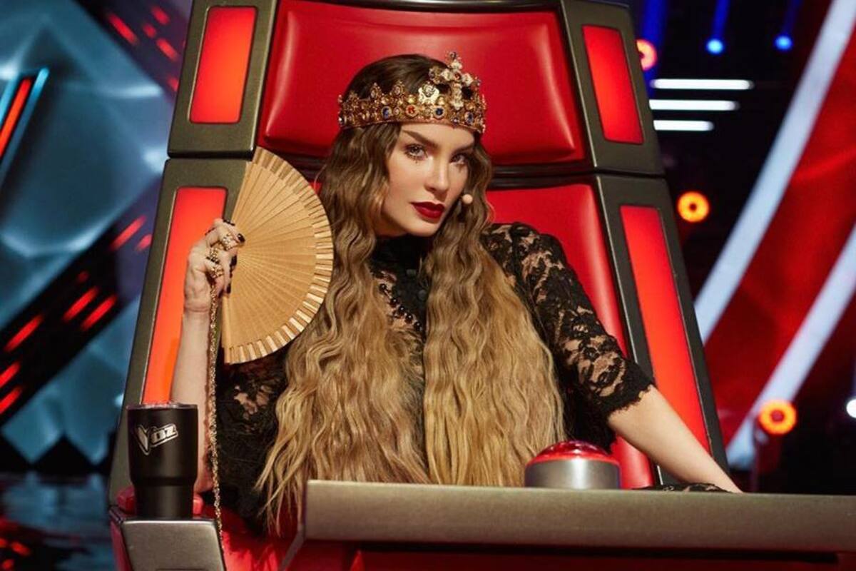 Belinda posa como toda una reina en un vestido negro con encaje