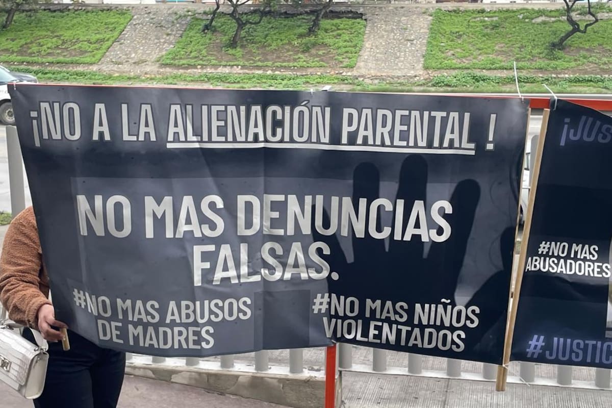 Padre de familia se manifiesta en juzgados familiares por presuntas negligencias en caso de menores