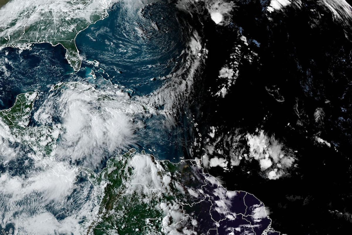 Florida declara en emergencia a 41 condados ante la amenaza por ciclón tropical nueve