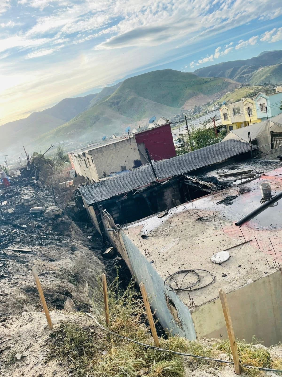 Un incendio registrado la madrugada de este jueves dejó a varias familias sin hogar en la colonia Laurel 2, al este de Tijuana, por lo que vecinos solicitaron apoyo con donativos. Foto: Lorena Salinas