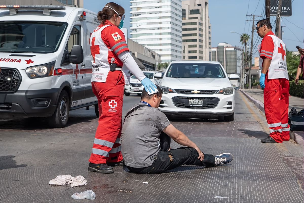 La víctima, de aproximadamente 45 años, fue trasladada a un hospital con diversas lesiones. Su estado de salud fue reportado como estable.
Fotos: Border Zoom.