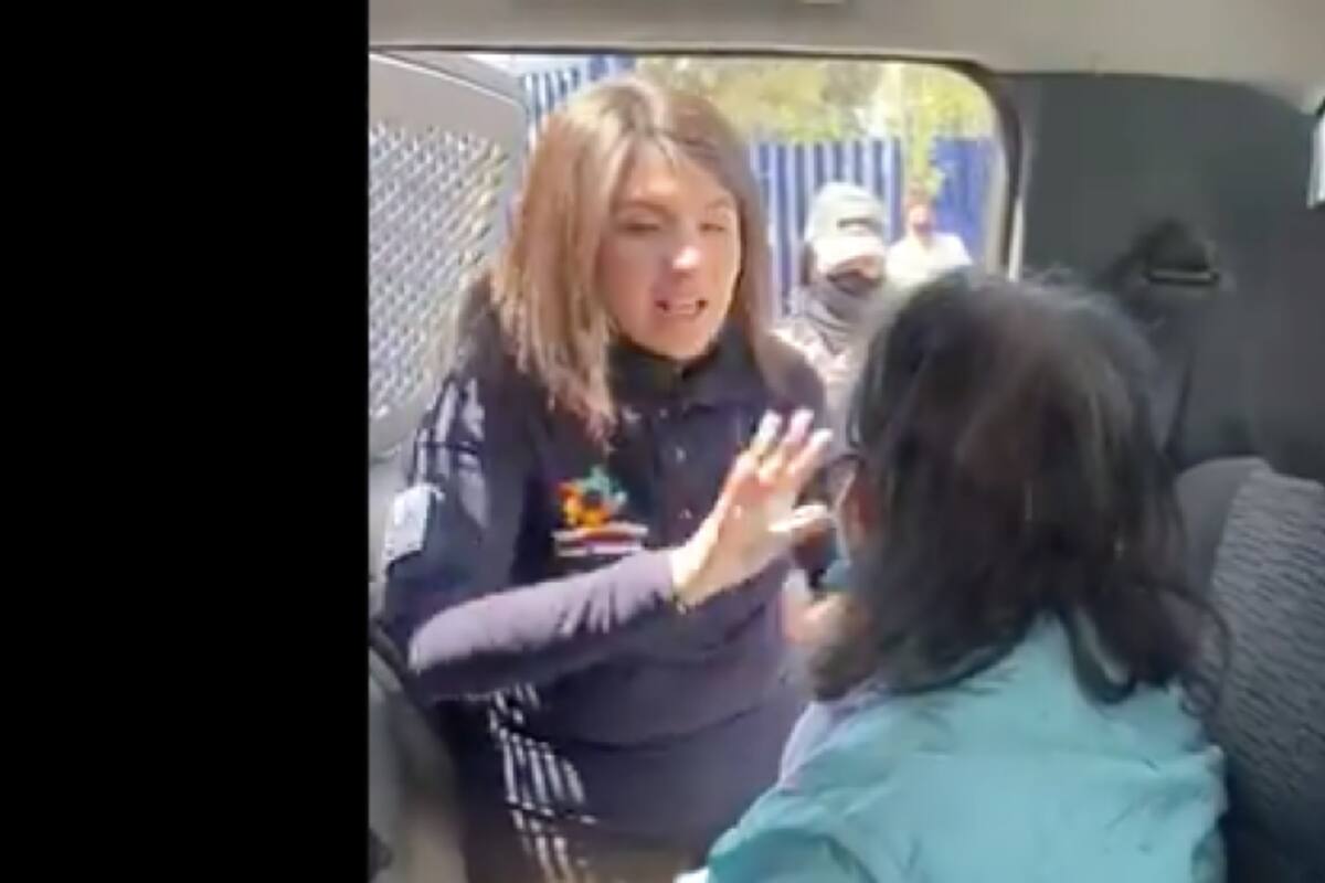 Policía explica en lengua de señas a anciana cómo la vacunarán
