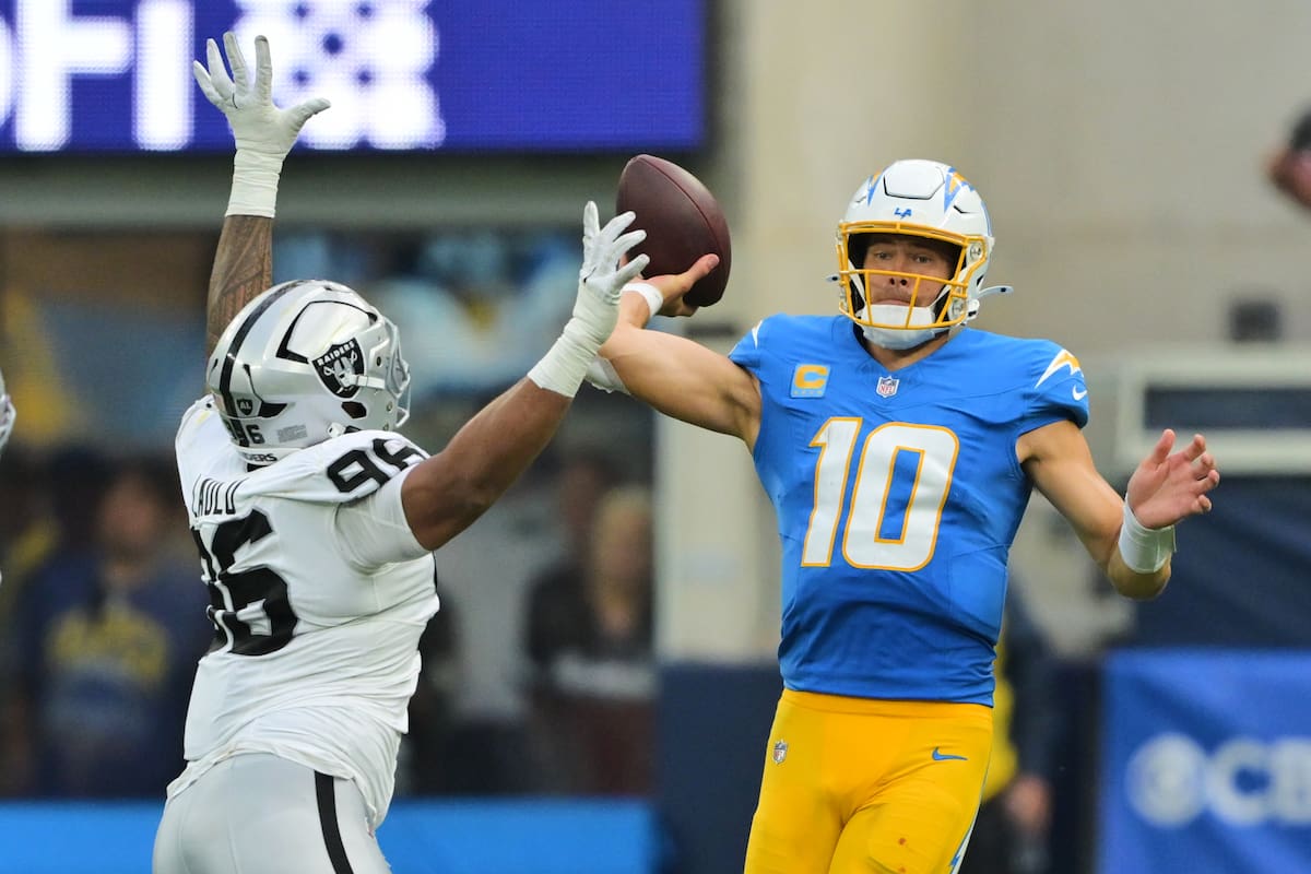Justin Herbert es interceptado dos veces y Chargers caen con Raiders; tienen marca de 0-2