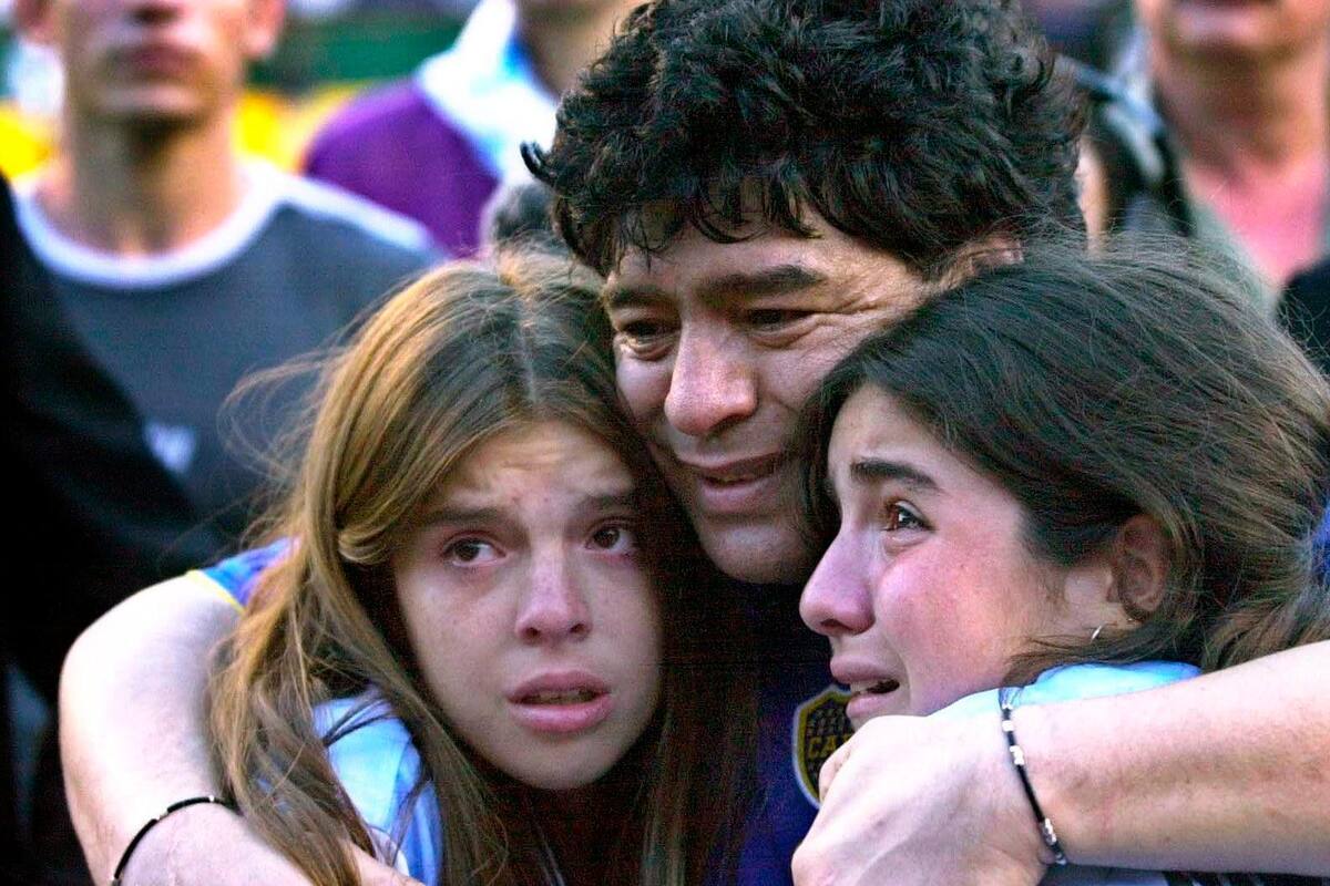 Hijas de Maradona le robaron y lo abandonaron, acusa abogado